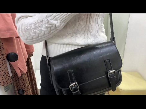 ❤️ Masturbazzjoni pubblika tal-kelba żagħżugħa FeralBerry b'dildo fil-kamra tal-armar ️❌ Porno f'mt.mrvideospornogratis.ru ️❤