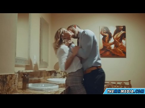 ❤️ Meta blonda busty seduces f'kamra tal-banju pubbliku ️❌ Porno f'mt.mrvideospornogratis.ru ️❤
